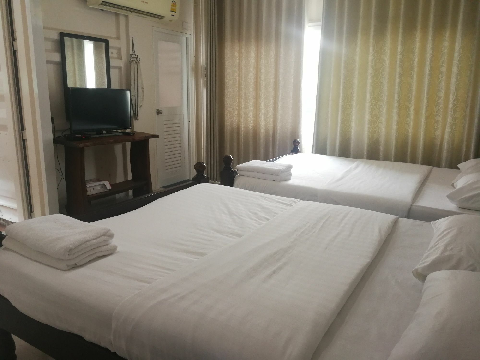 Farsai Homestay Lop Buri Екстериор снимка