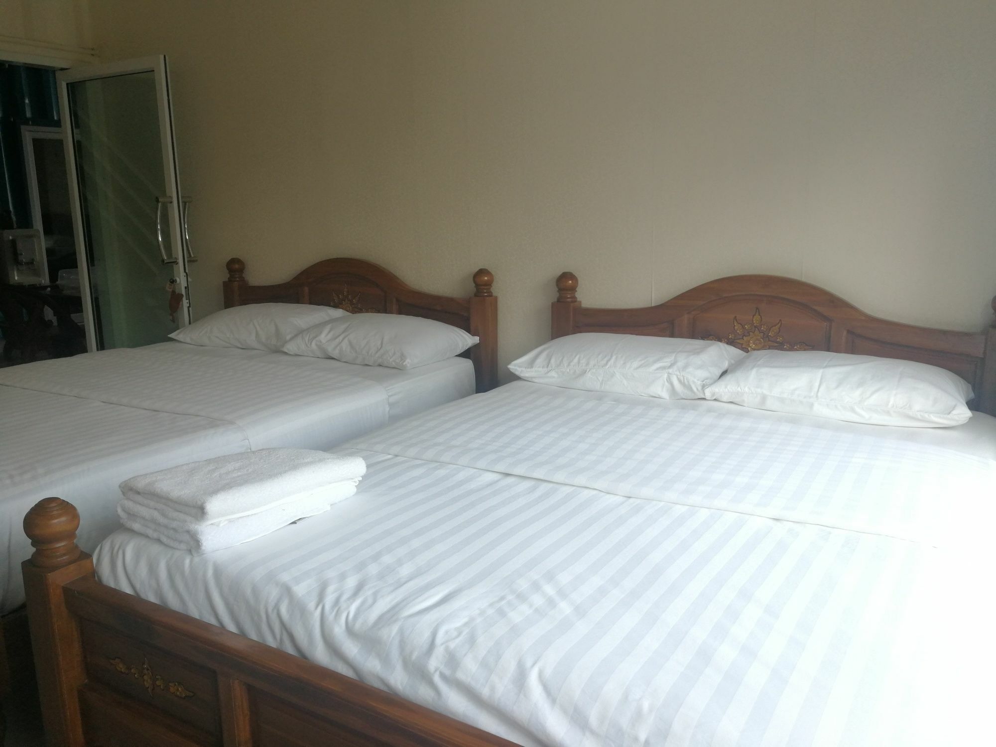 Farsai Homestay Lop Buri Екстериор снимка